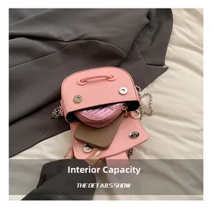 Capacité interne du sac selle en cuir rose montrant le rangement du téléphone et monnaie