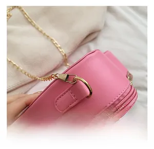 Nahaufnahme der rosa Lederhandtasche mit hochwertigem goldfarbenem Metall D-Ring Haken