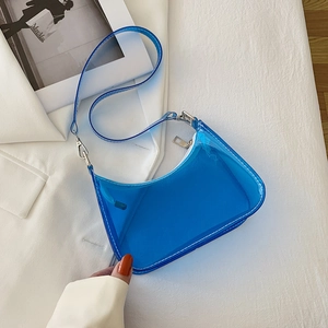 Borsa sottobraccio in PVC blu trasparente con cuciture bianche e tracolla lunga