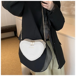 Elegante herzförmige Umhängetasche in Cremeweiß mit goldener Kette für Damen Mode