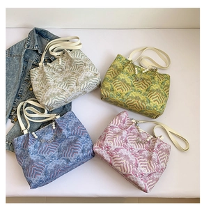 Detailed display of tote bags in four colors with wave texture and pearl chain charms
