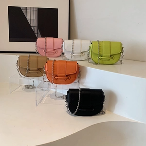 Sacoche selle style français avec chaîne perlée en six couleurs et cuir grainé élégant
