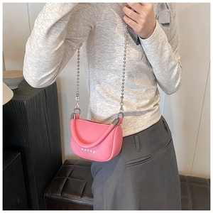 Sac bandoulière rose en cuir grainé avec étoiles argentées et bandoulière en chaîne