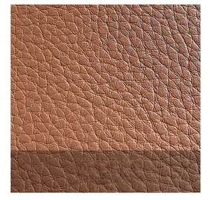 Gros plan sur la texture détaillée du cuir marron avec un motif grainé de litchi
