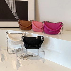 Mini borse a tracolla a mezzaluna in cinque colori con pelle granata e borchie a stella