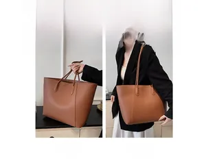 Détails du sac cabas en cuir marron montrant le porté main et le porté épaule pour femmes