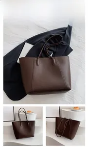 Détail d'un grand sac cabas marron café en cuir grainé avec de fines anses élégantes