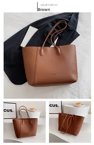 Détail de la texture cuir marron à motif litchi et du design du grand sac cabas