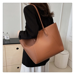 Détail de la texture cuir grainé marron souple et du design spacieux de ce sac cabas
