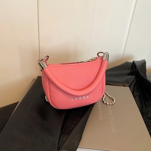 Sac selle en cuir grainé rose avec étoiles argentées et bandoulière chaîne à perles