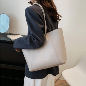 Grand sac cabas en cuir souple beige, sac seau vintage élégant pour le shopping chic