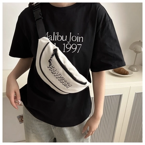 Detail van de witte canvas borsttas met zwart logo en verstelbare nylon riem