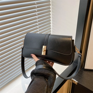 Sac à bandoulière en similicuir noir avec fermoir doré et design moderne minimaliste