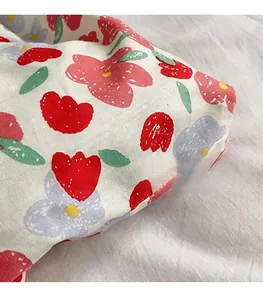 Primer plano del estampado floral colorido en tela de lona de algodón blanco roto