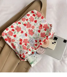 Detalle de bolso tote de tela floral con etiqueta EMIS mostrando su gran capacidad interior