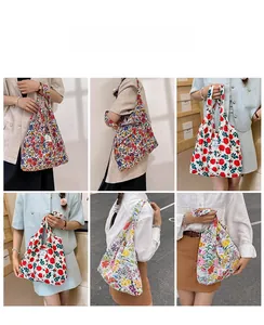 Detalle de varios bolsos tote con estampado floral combinados con ropa casual diaria