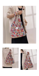 Detalle del bolso tote de nylon floral con etiqueta EMIS y vibrante estampado de flores