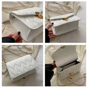 Vues détaillées du sac bandoulière matelassé blanc avec chaîne et fermoir doré