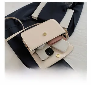 Vue de dessus de l'intérieur spacieux d'un sac crème montrant divers articles essentiels