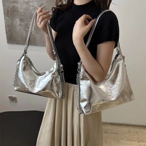 Sac fourre-tout argenté métallisé avec bandoulière chaîne et logo embossé femme