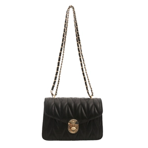 Sac bandoulière matelassé noir avec chaîne dorée et finition à texture ondulée