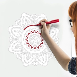 Dettaglio di un adesivo murale mandala da colorare con un pennarello rosso su bianco