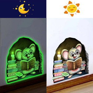Leuchtender Wandsticker mit Cartoon-Maus im Mauseloch bei Tag- und Nachtansicht