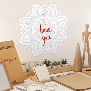 Dettaglio dell'adesivo murale mandala con scritta rossa I love you per la casa