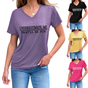 Vue détaillée des t-shirts à col en V en plusieurs couleurs avec impression texte