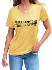 Détail du t-shirt jaune à col en V avec impression du slogan 'UNDERESTIMATE ME'