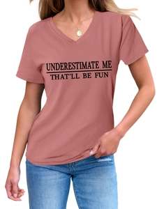 Détail d'un t-shirt rose poudré col en V avec impression de slogan noir créatif