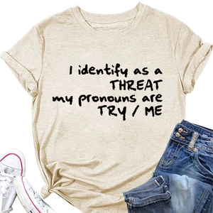 Détail à plat du t-shirt en coton abricot avec slogan noir audacieux imprimé sur le devant