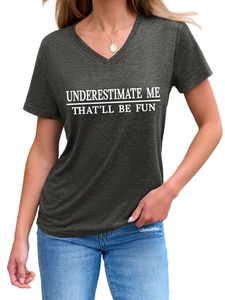 Gros plan sur l'imprimé Underestimate Me du t-shirt gris foncé à col en V pour femmes