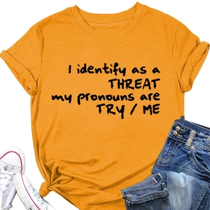 Mise à plat d'un t-shirt orange en coton avec texte noir artistique et jean en denim