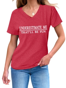 Détail du T-shirt col V rouge chiné avec texte 'UNDERESTIMATE ME THAT'LL BE FUN'