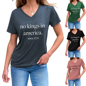 Détail du t-shirt femme à col en V avec slogan 'no kings in america' en divers coloris
