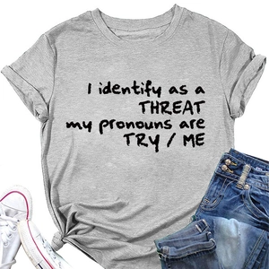 Mise à plat d'un t-shirt gris en coton avec slogan et accessoires de mode décontractés