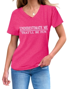Détail du col en V et de l'imprimé slogan sur ce t-shirt rose ajusté pour femmes