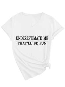 Détail du t-shirt blanc à col en V avec imprimé noir et ourlet noué stylé