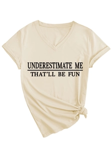 Détail du t-shirt beige à col en V avec imprimé texte et ourlet noué élégant