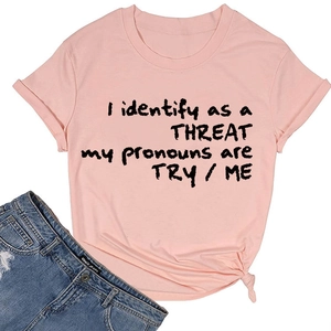 Détail d'un t-shirt rose en coton avec slogan noir et nœud latéral élégant sur le bas