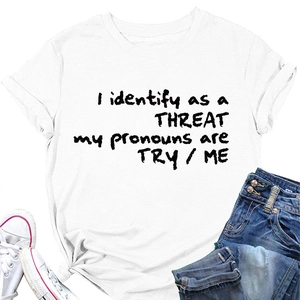 Détail d'un t-shirt blanc en coton avec slogan et jean pour un look estival décontracté