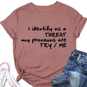 T-shirt rose avec slogan, détail de nœud à la taille et style décontracté denim