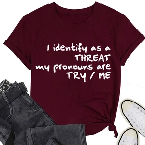 Détail du t-shirt bordeaux avec slogan blanc imprimé et nœud élégant à l'avant
