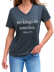 Gros plan du t-shirt gris foncé à col en V avec graphique No Kings in America imprimé