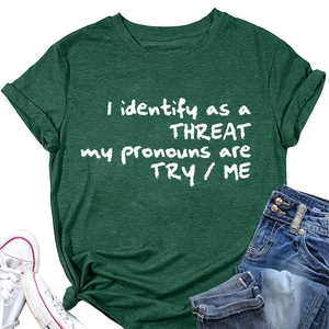 T-shirt vert foncé chiné avec impression stylé avec un jean et des baskets
