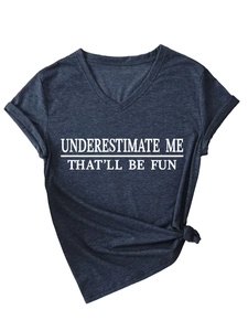 Détail du t-shirt col en V gris foncé avec lettrage Underestimate Me et manches retroussées