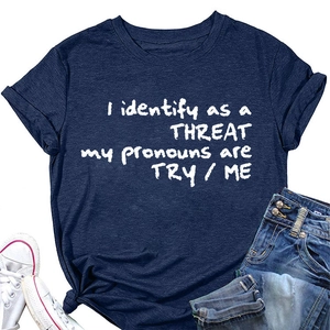 Détail du t-shirt bleu foncé en coton avec texte graphique blanc et col ras du cou