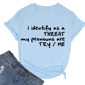 T-shirt en coton bleu ciel avec impression noire posé à plat avec un short en jean