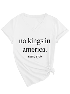 Détail d'un t-shirt blanc en coton à col en V avec texte imprimé noir de style vintage